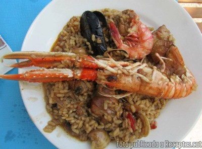 Paella de carn i marisc feta amb llenya de ceps de vinya